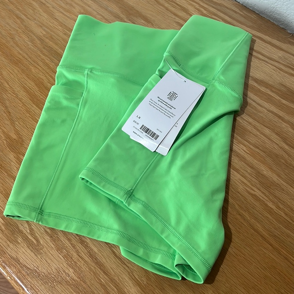 NWT Athleta Salutation Pocket II short